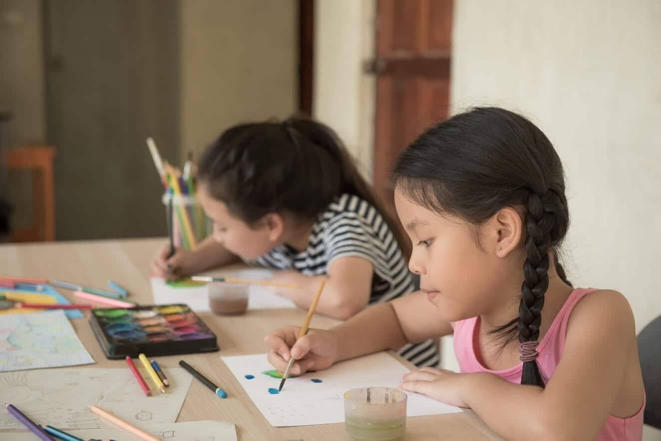 Young_girls_painting